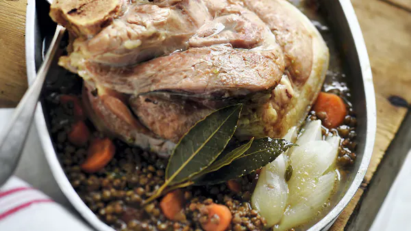 Jarret de porc aux lentilles : recette familiale | Régal
