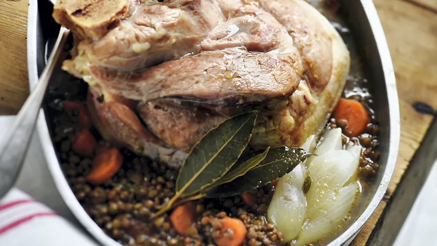 Jarret de porc aux lentilles : recette familiale | Régal