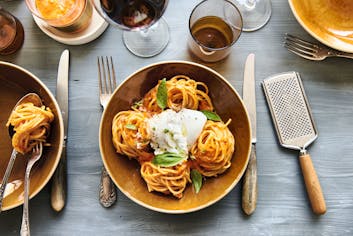 Spaghettis à la sauce poivron-tomate maison, et burrata