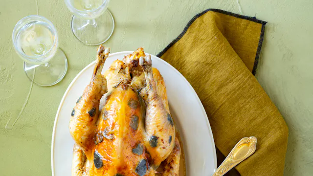 Poularde farcie au four : recette pour Noël | Régal