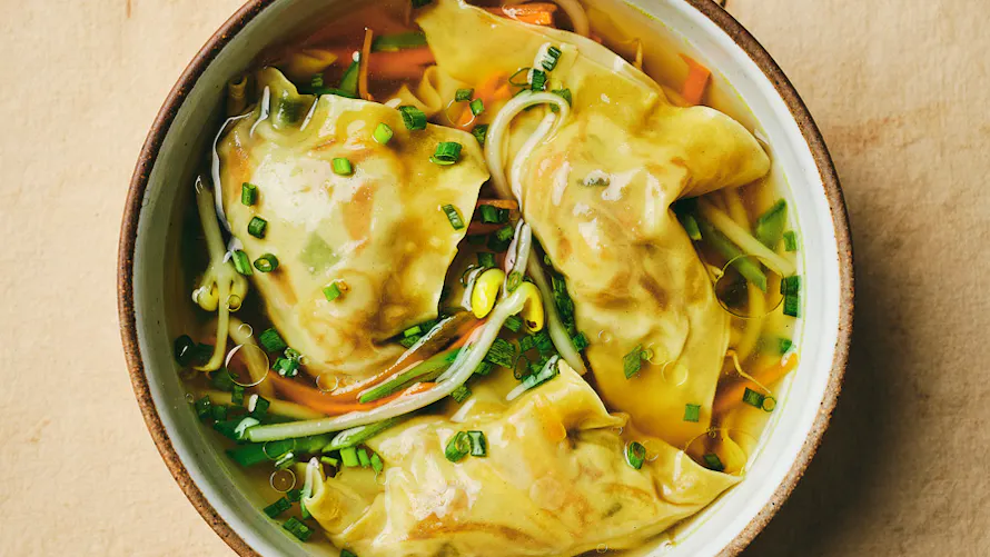 Soupe de raviolis wonton : recette chinoise | Régal