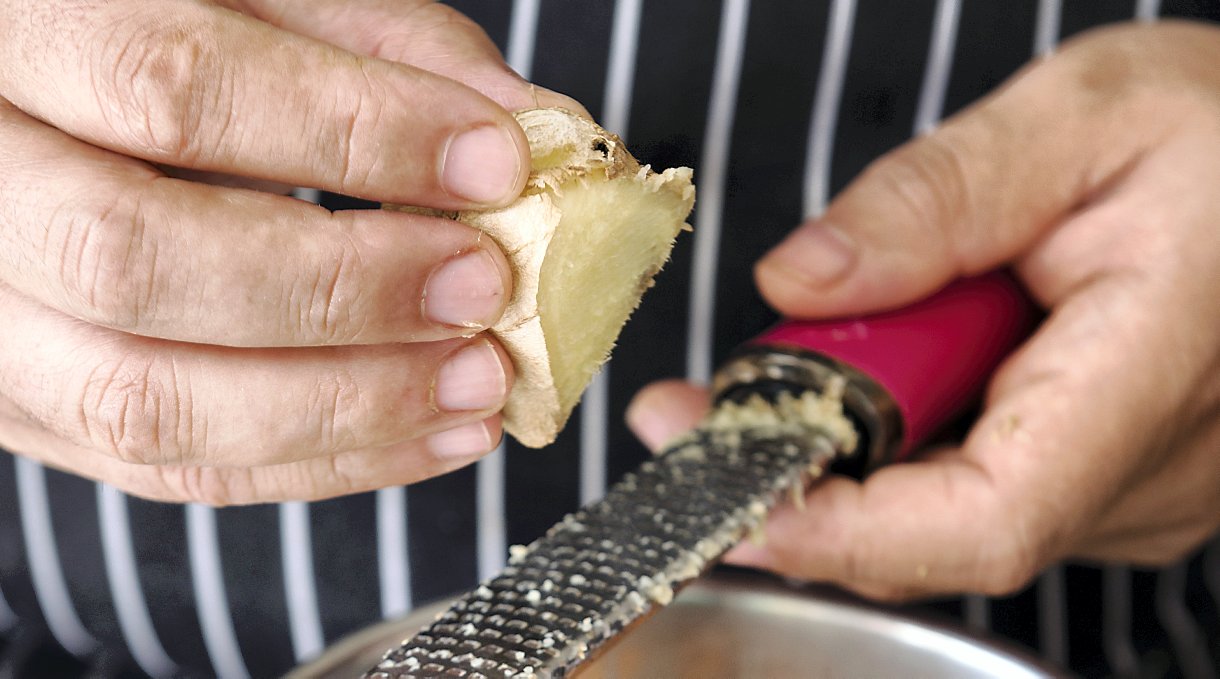 Gaspacho melon-porto-gingembre, crème à la menthe et pignons torréfiés ...