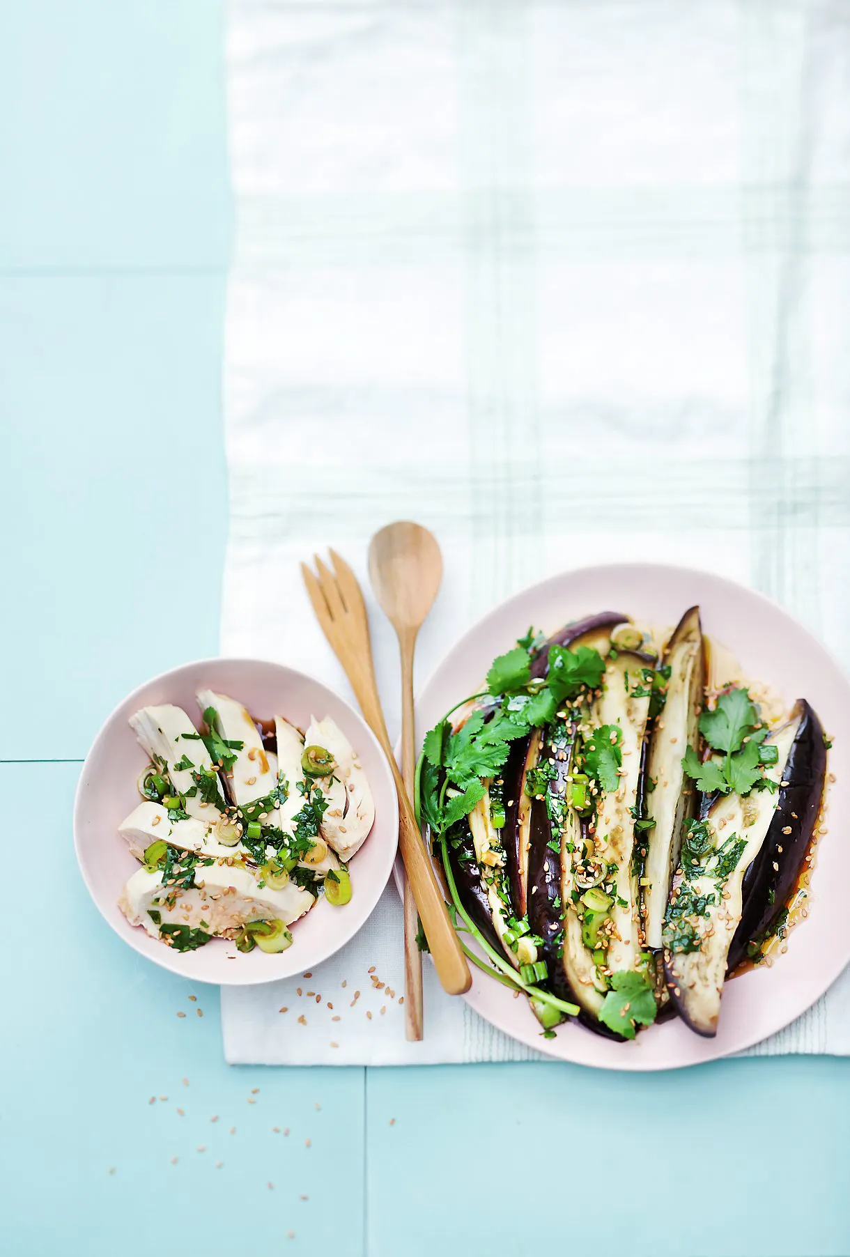 Filets de poulet et aubergines vapeur au ssame grill, sauce soja et  oignons nouveaux