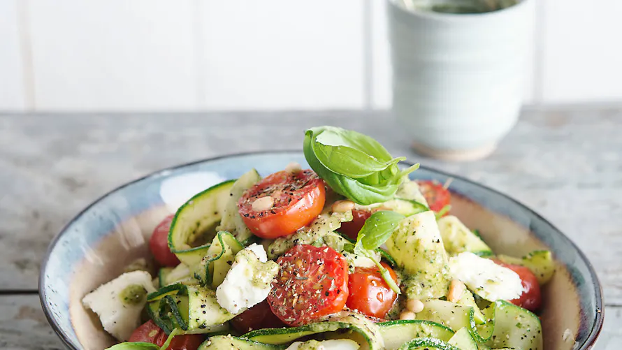 Salade De Courgettes Crues Et Tomates Mozzarella