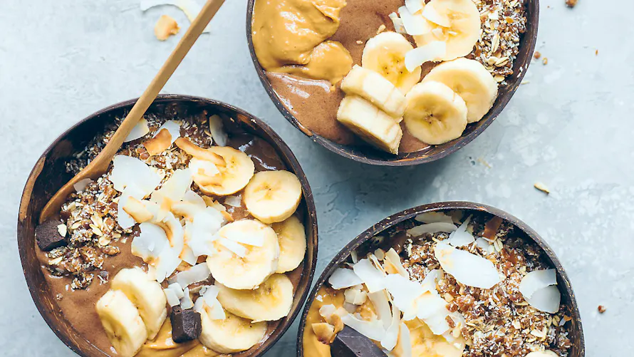 https://i-re.unimedias.fr/2024/04/29/r89-smoothie-bowl-banane-choco-caramelss-662f69c876ce9.jpg?auto=format%2Ccompress&crop=faces&cs=tinysrgb&fit=crop&h=501&ixlib=php-4.1.0&w=890