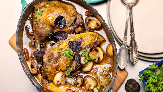 Cocotte de pintade chasseur : une recette gourmande aux champignons | Régal