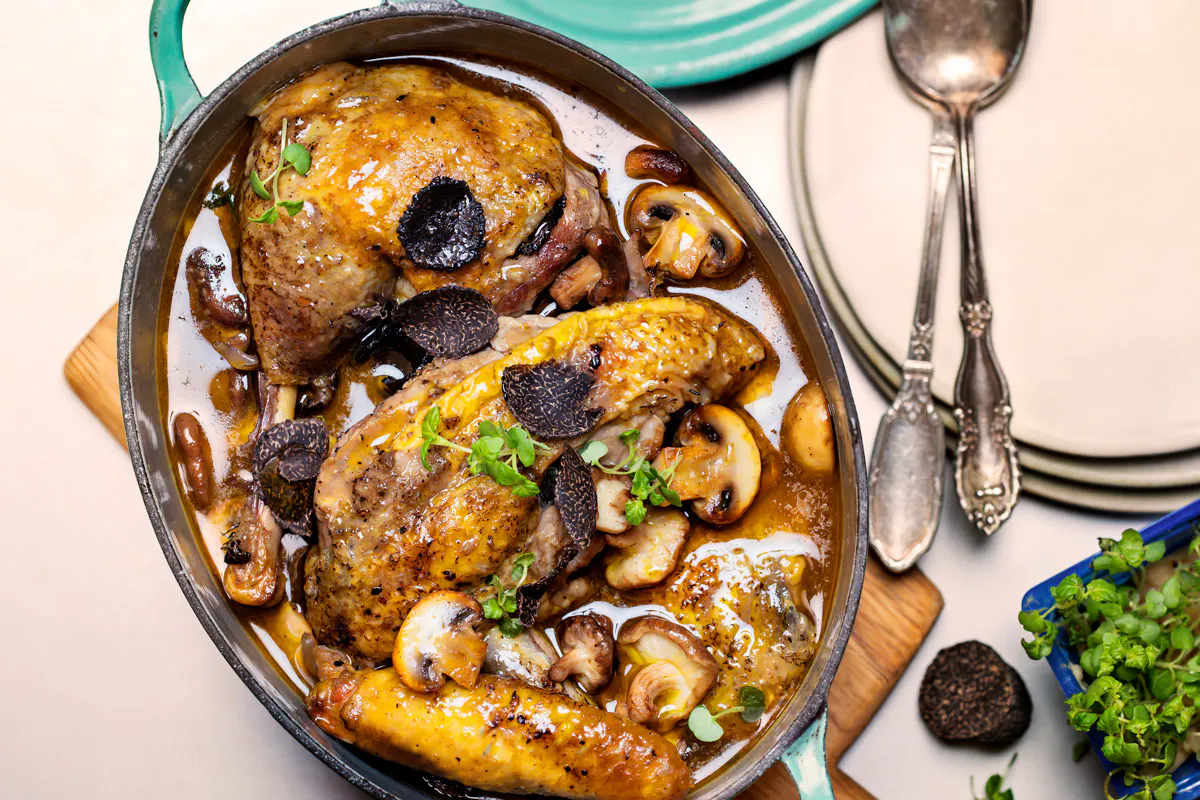 Cocotte de pintade chasseur : une recette gourmande aux champignons | Régal