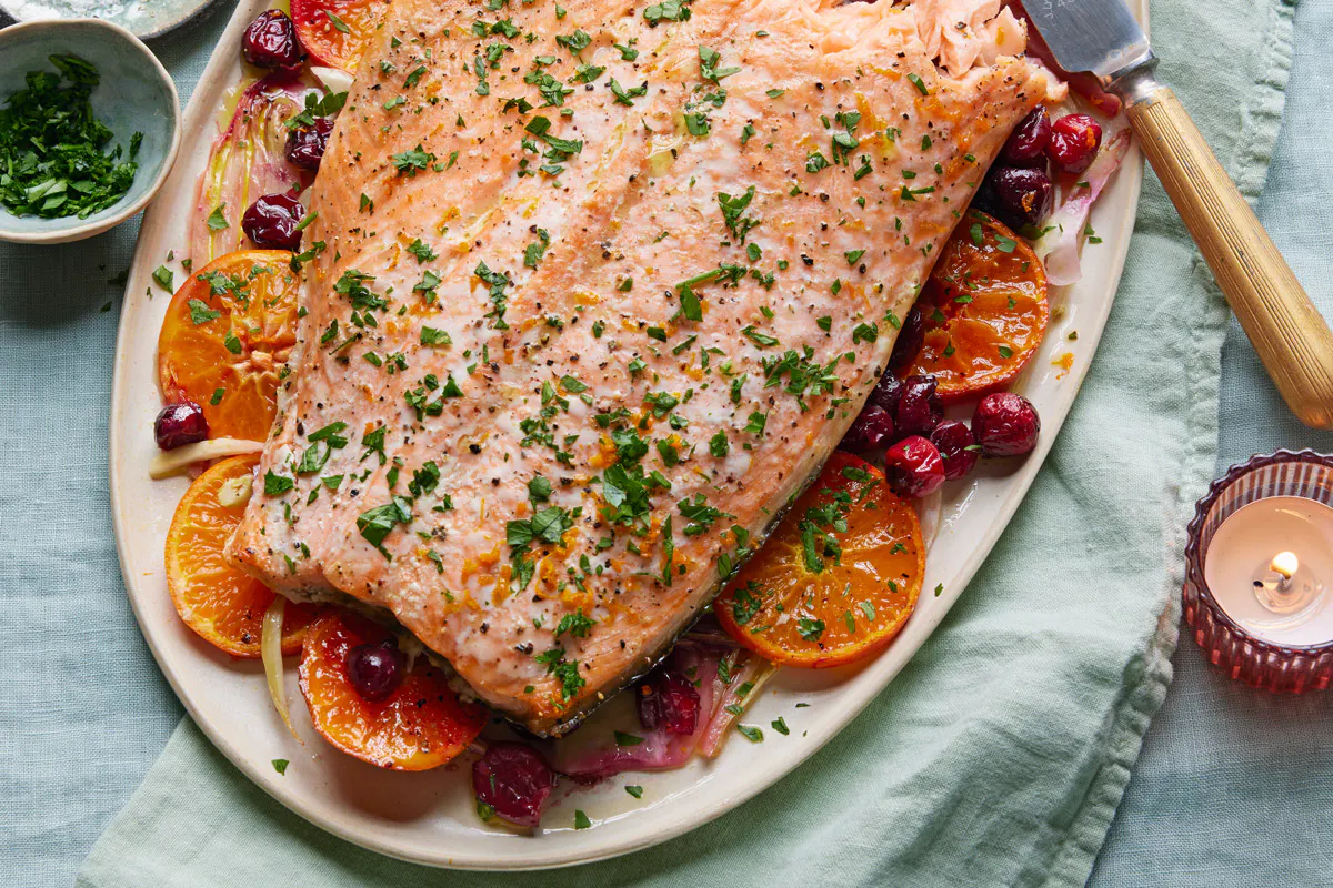 Saumon rôti : une recette savoureuse aux agrumes et baies pour éblouir ...