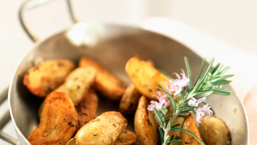 Pommes de terre nouvelles au four : recette facile et gourmande aux