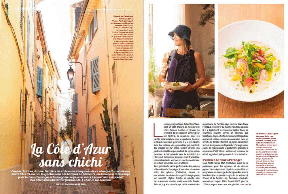 Rue pittoresque, femme avec plat, salade colorée, texte sur la Côte d'Azur en été.
