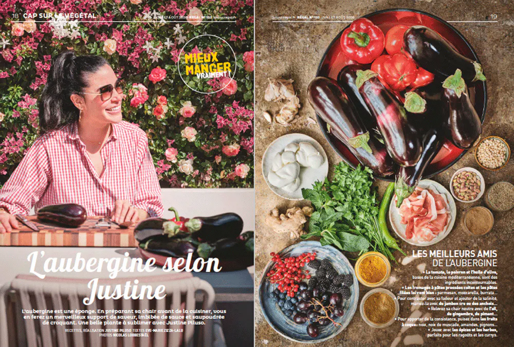Première photo : une femme avec des lunettes de soleil attablée à l'extérieur au soleil et avec une aubergine. Deuxième photo : une corbeille de légumes remplie de tomates et d'aubergines, autour de celle-ci des assiettes de fromage frais, de céréales, de céleri en bouquet.