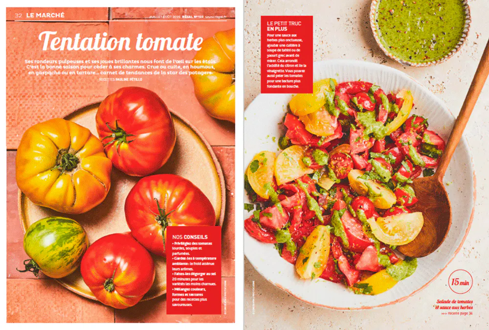 Assortiment de tomates colorées et plat de salade avec vinaigrette verte.